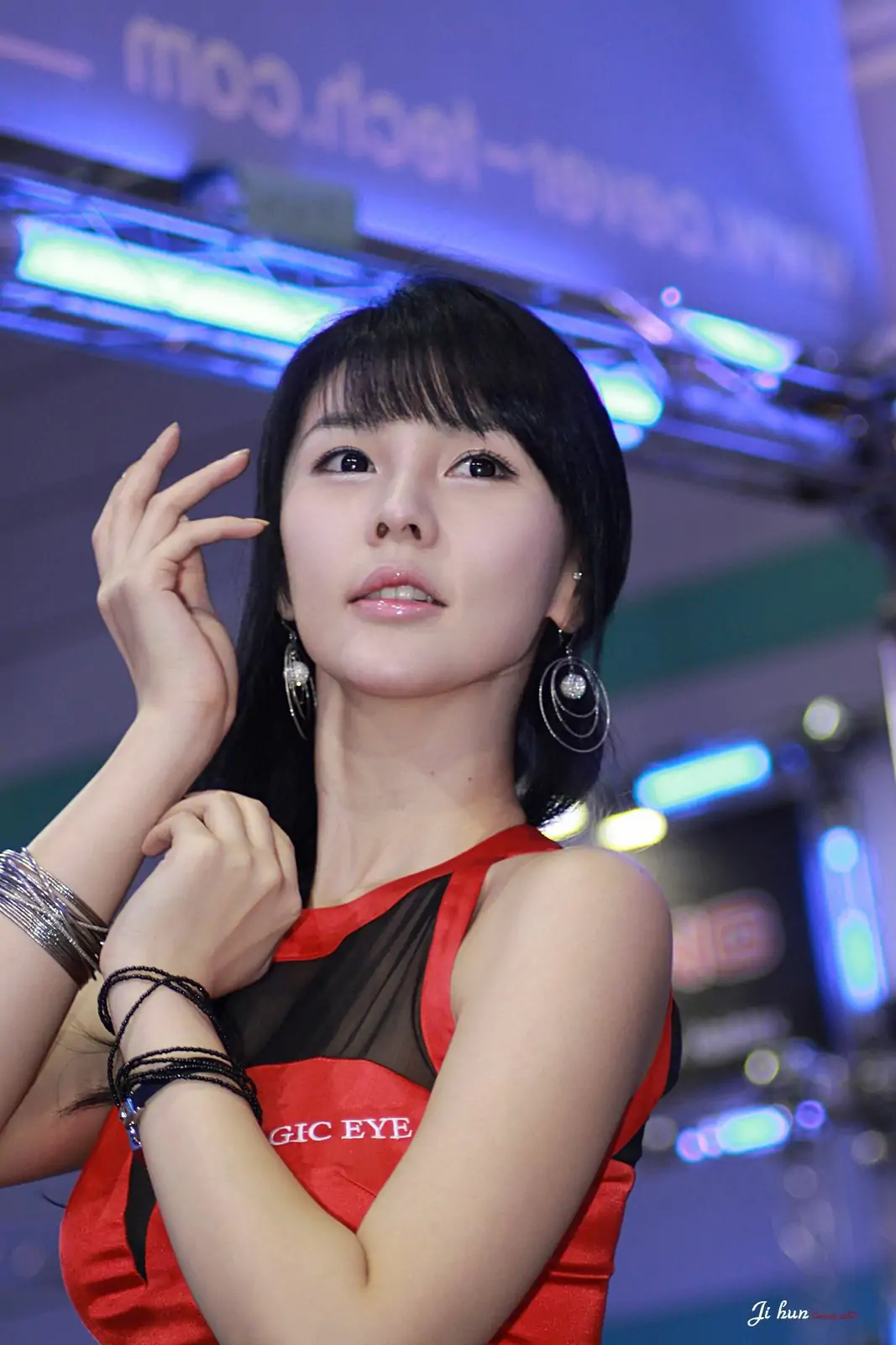 [韩国美女] 李智友 – 红裙制服车模
