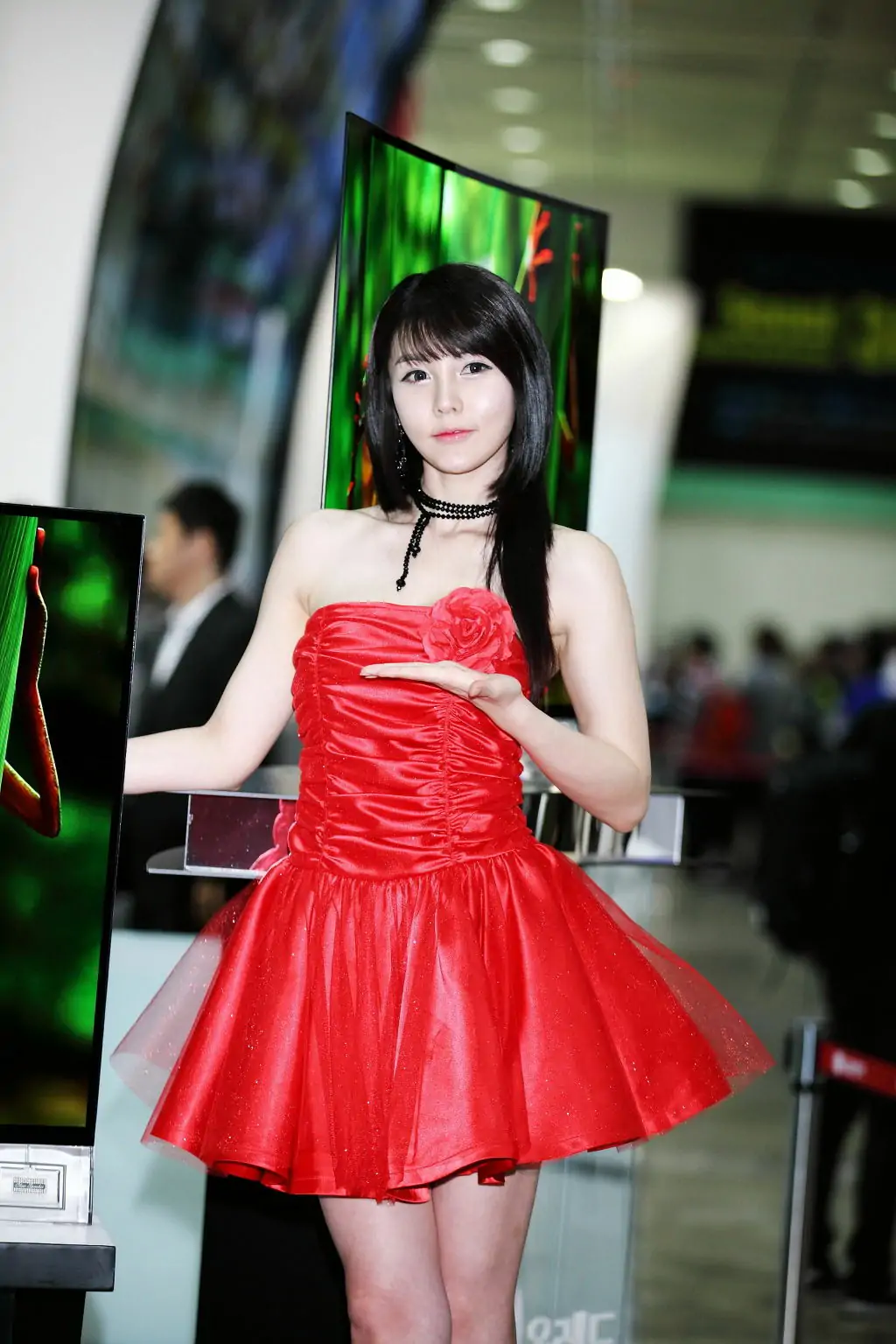 [韩国美女] 李智友 – 展厅红裙少女