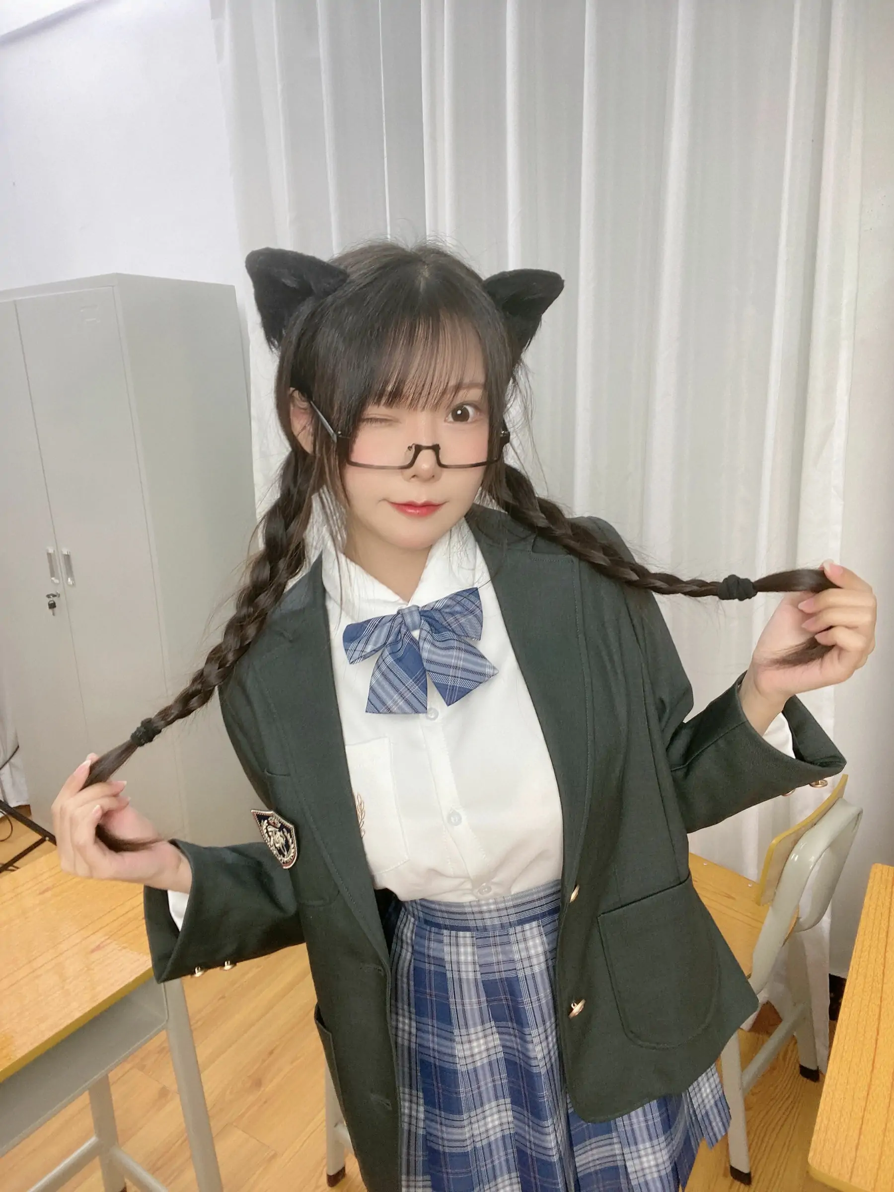 [福利COS] 香草喵露露写真 – 小露乱撞 JK制服自拍