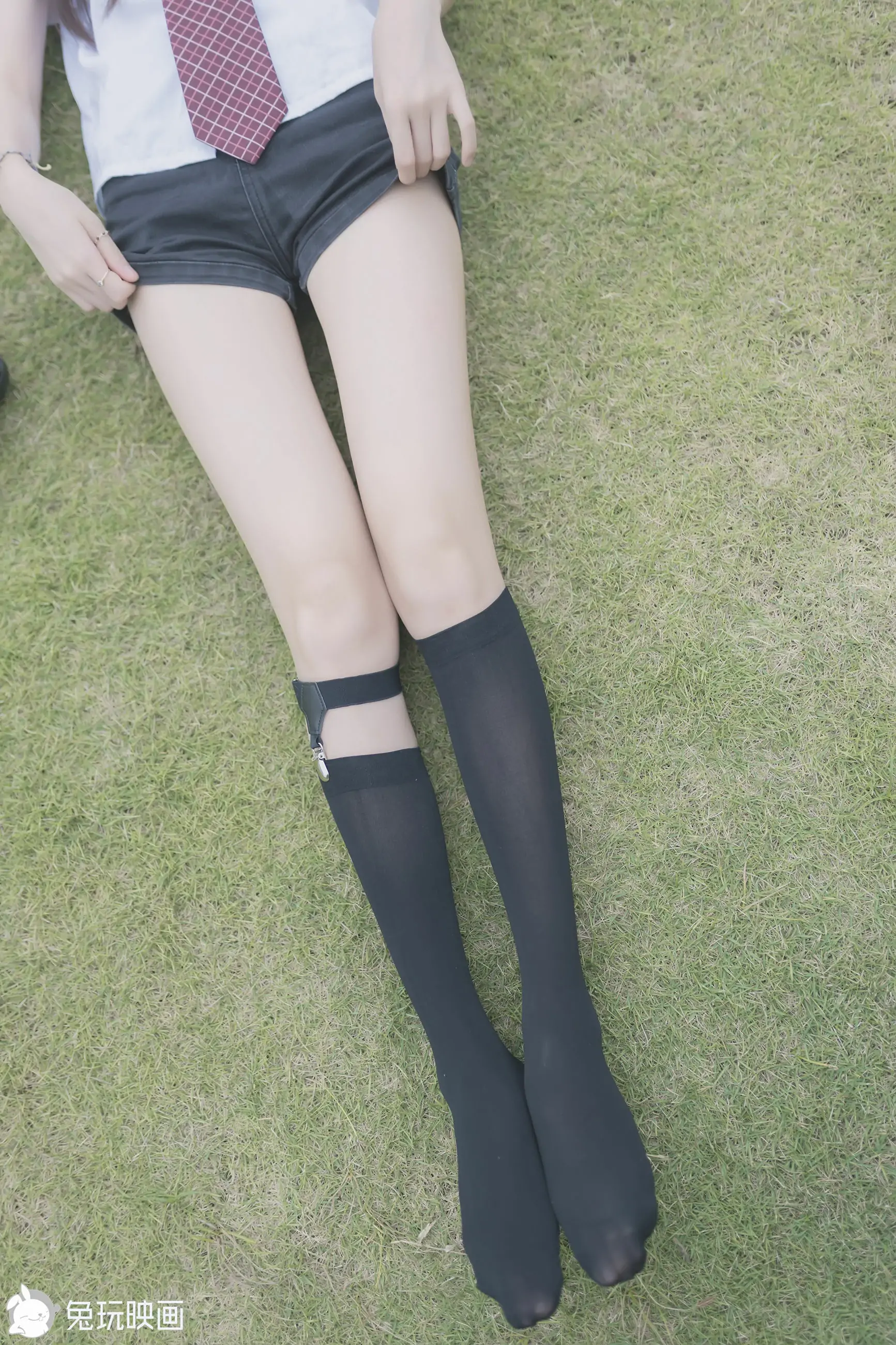 [兔玩映画] - 草坪上的小细腿
