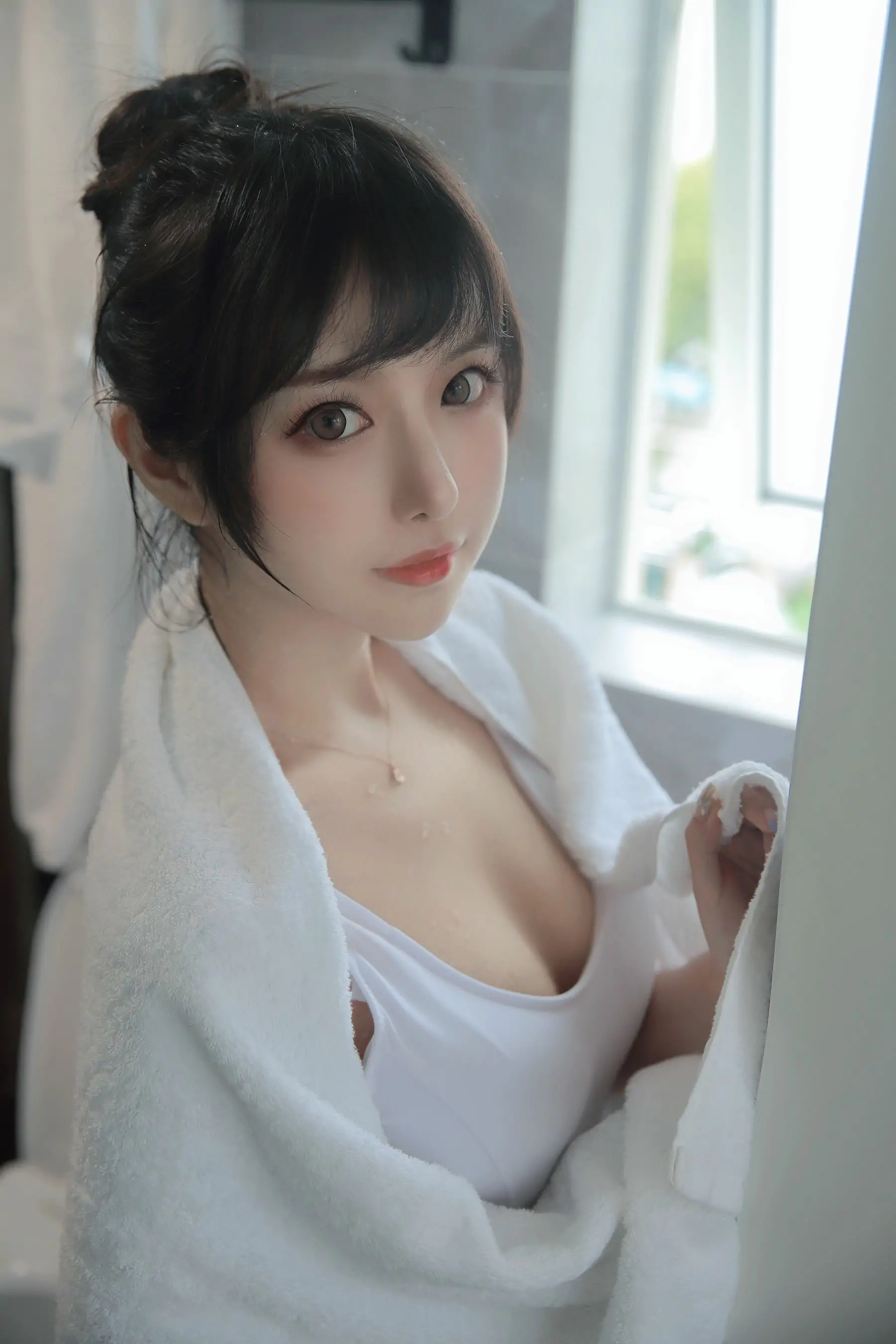[福利COS] Shika小鹿鹿 – 半透浴室