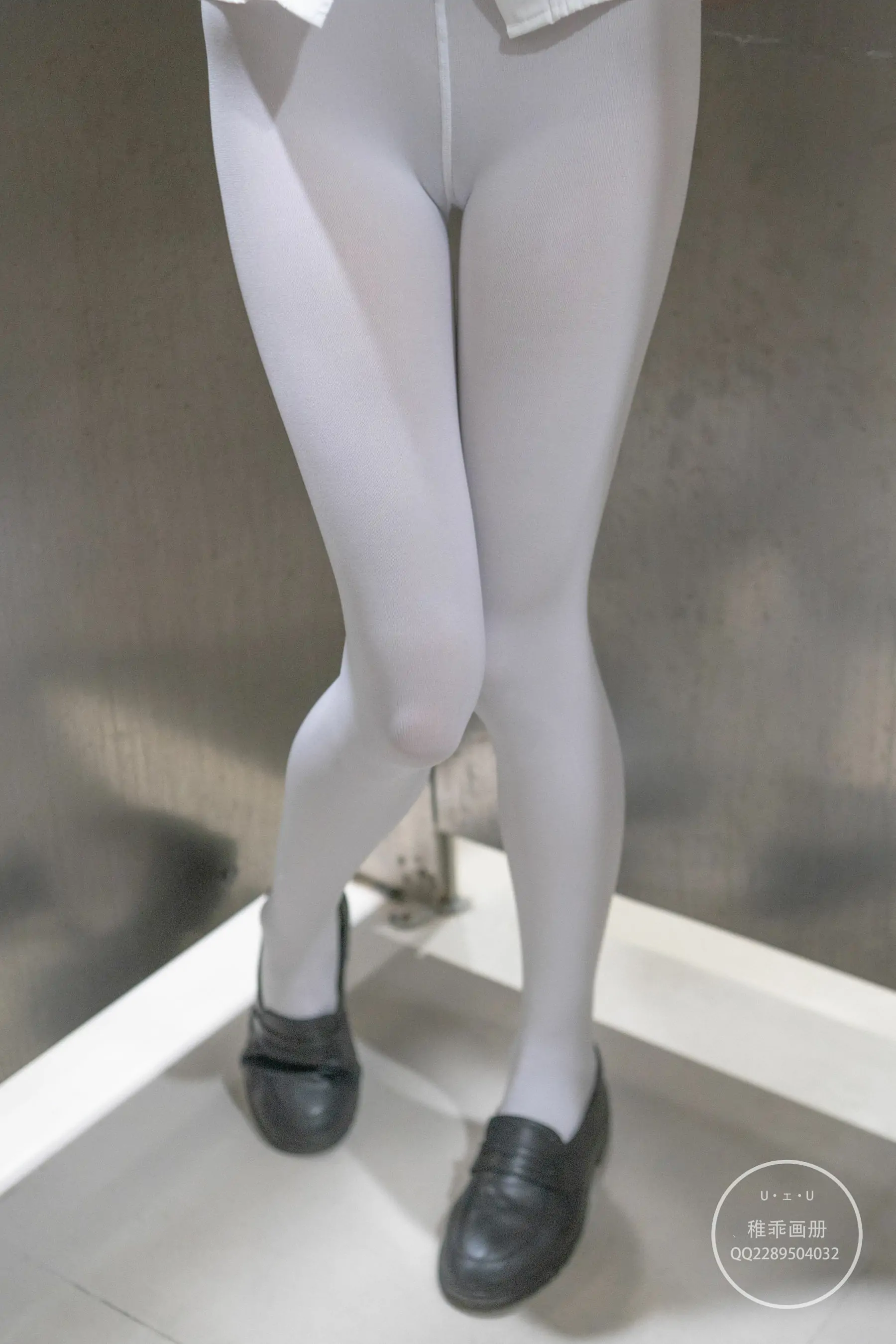 [福利COS] 柴系小乖(稚乖画册) – 夜夜 天台真空80D白丝