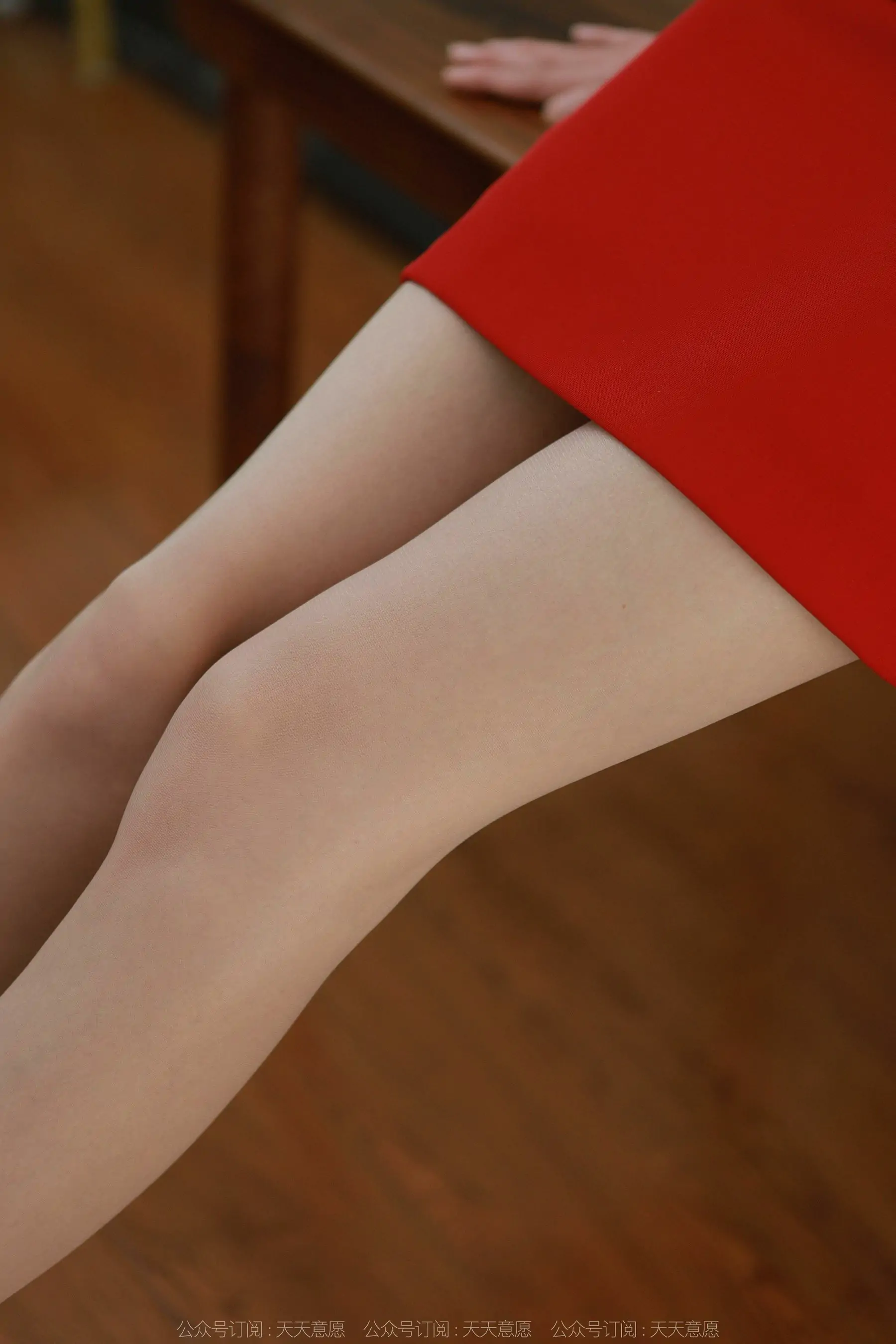 [异思趣向IESS] 模特：团团 《红裙丽人大长腿》