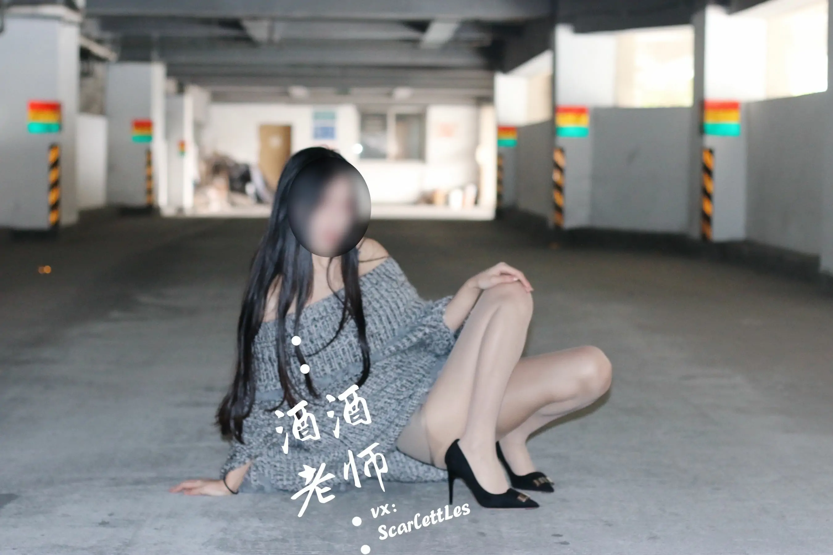 [福利COS] 酒酒老师 – 停车场里的超短裙