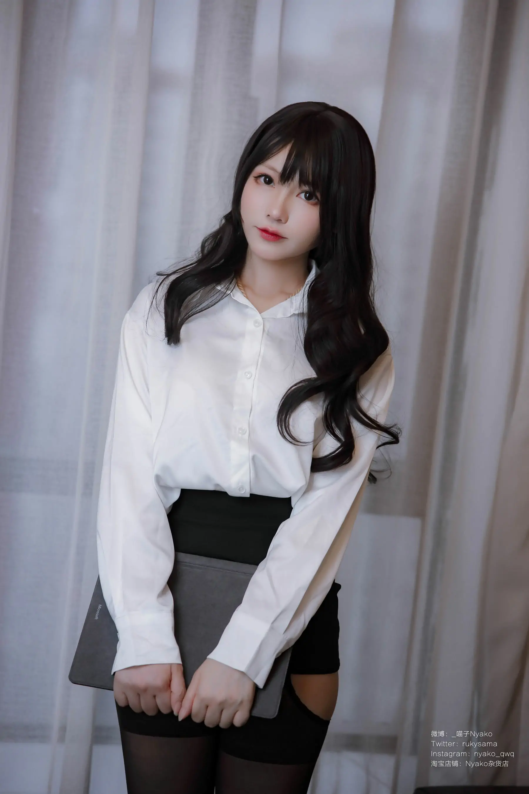 [福利COS] 萌妹子Nyako喵子 – 隣のやばいお姉さん OL
