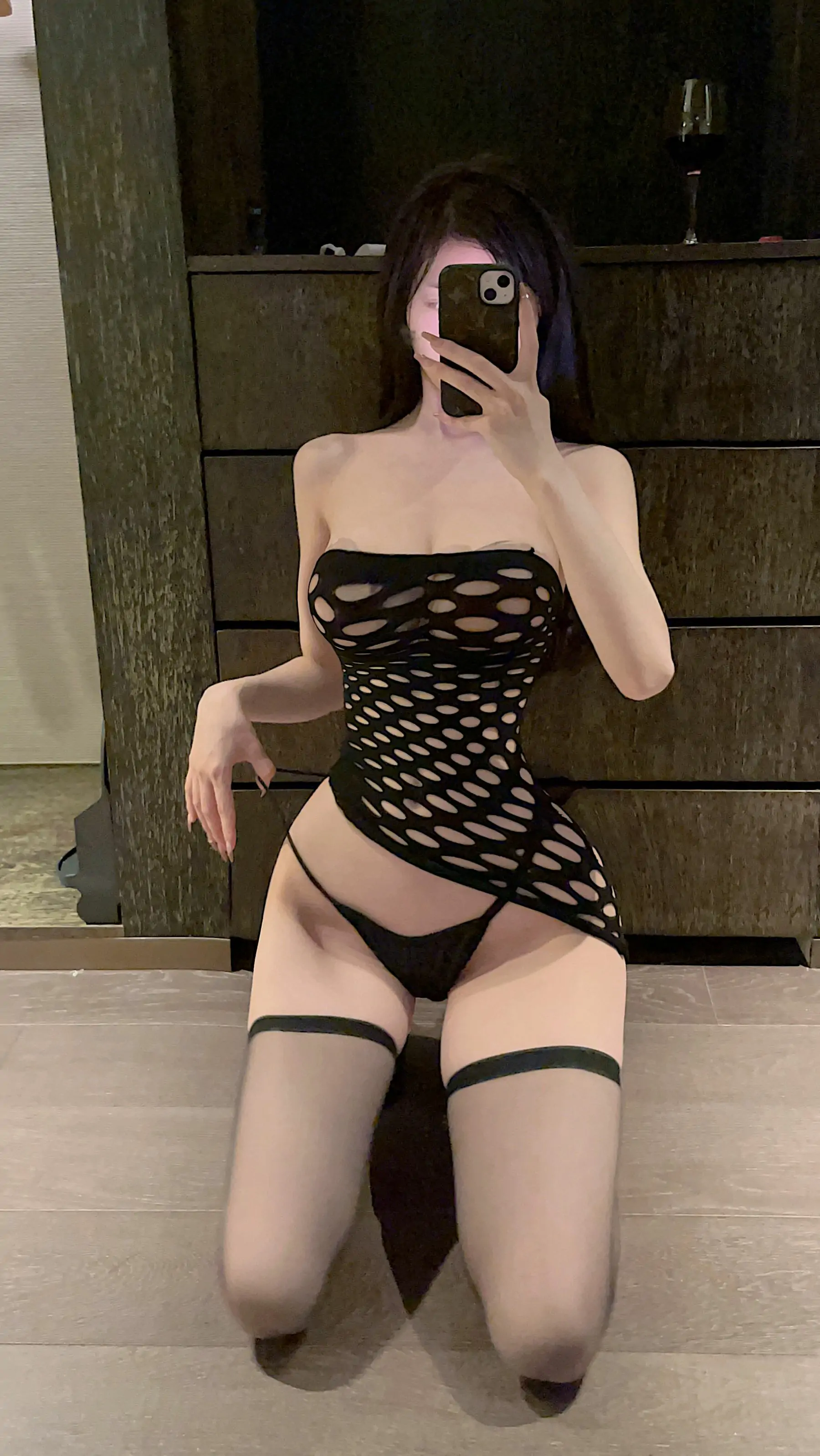 [福利COS] 脸红Dearie – 黑色大洞连衣裙