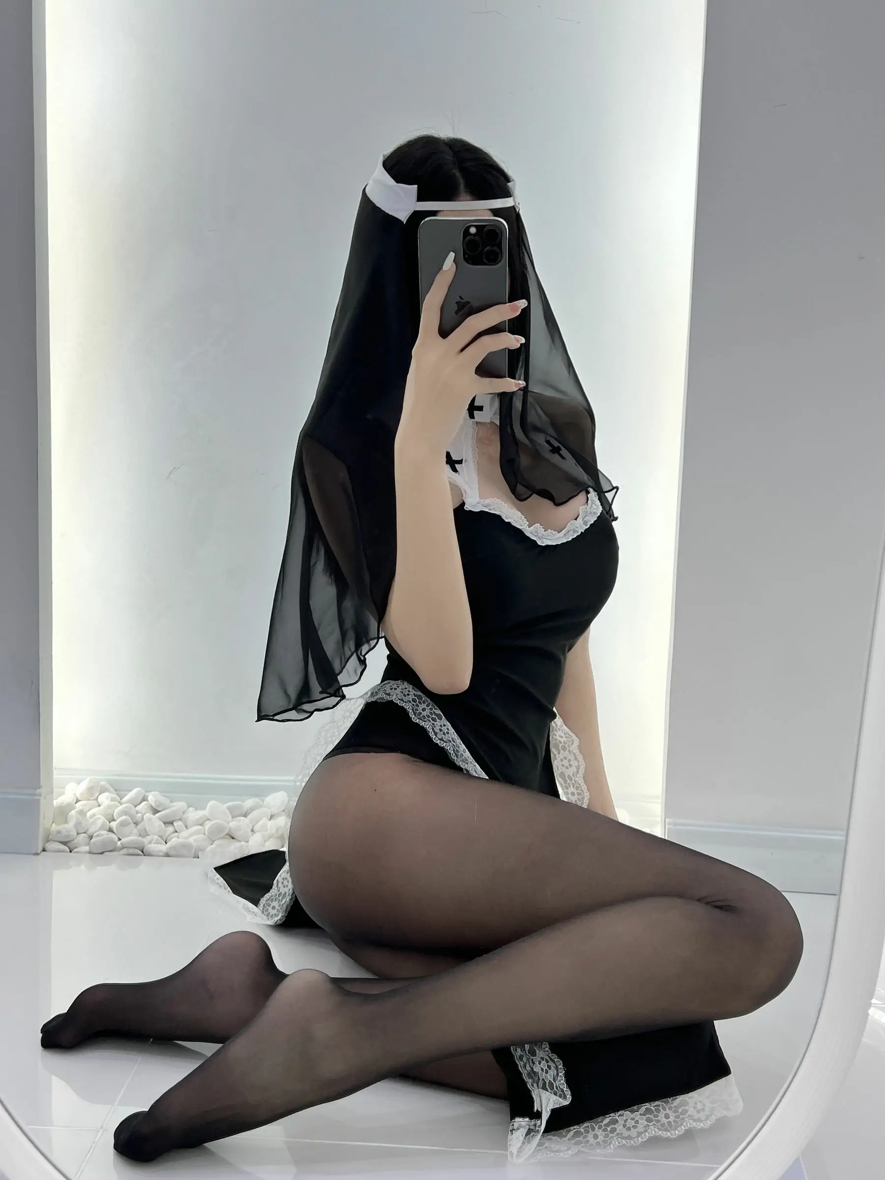 魚神 – 修女服
