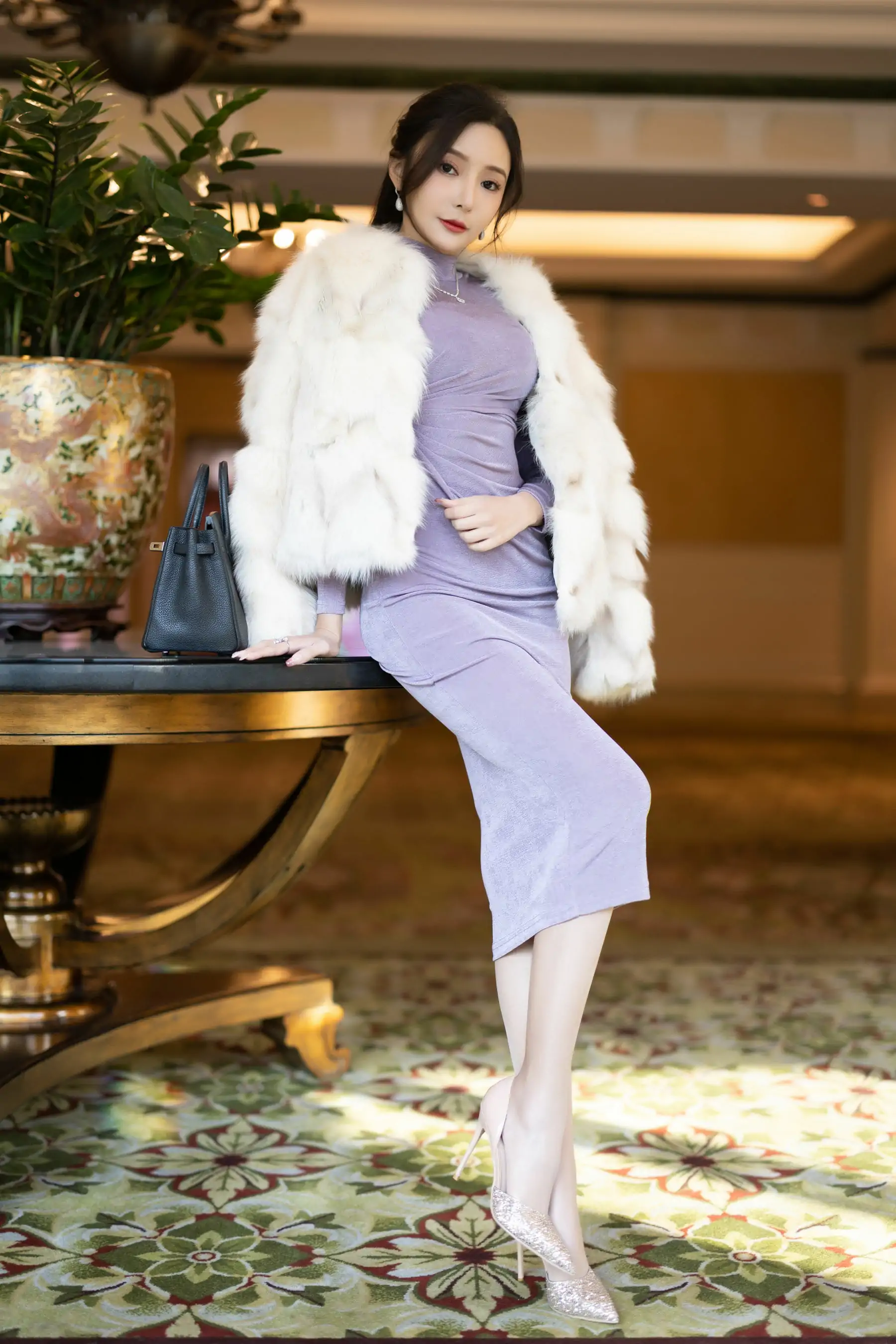 王馨瑶 - 皮草紫色裙子