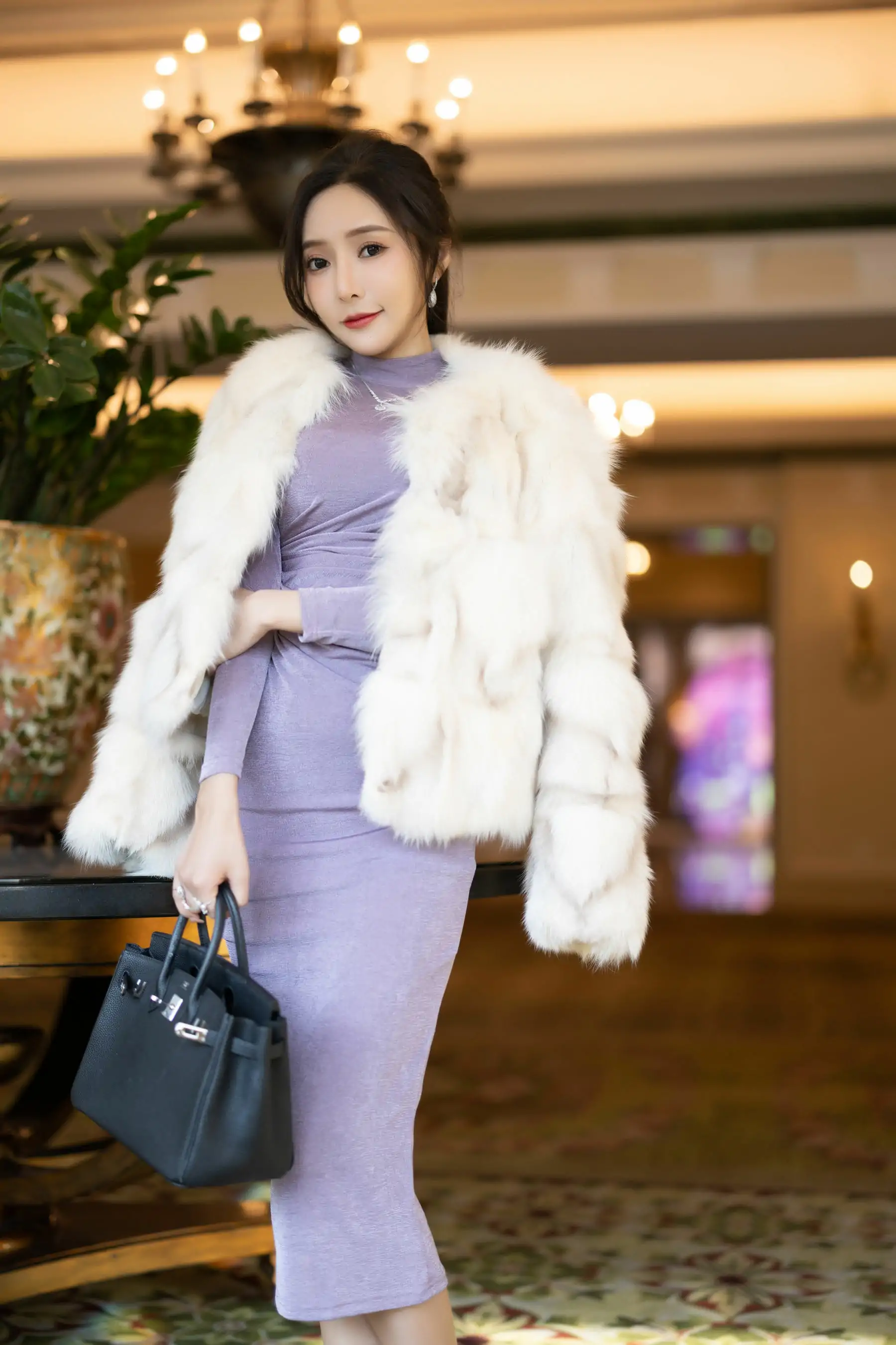王馨瑶 - 皮草紫色裙子