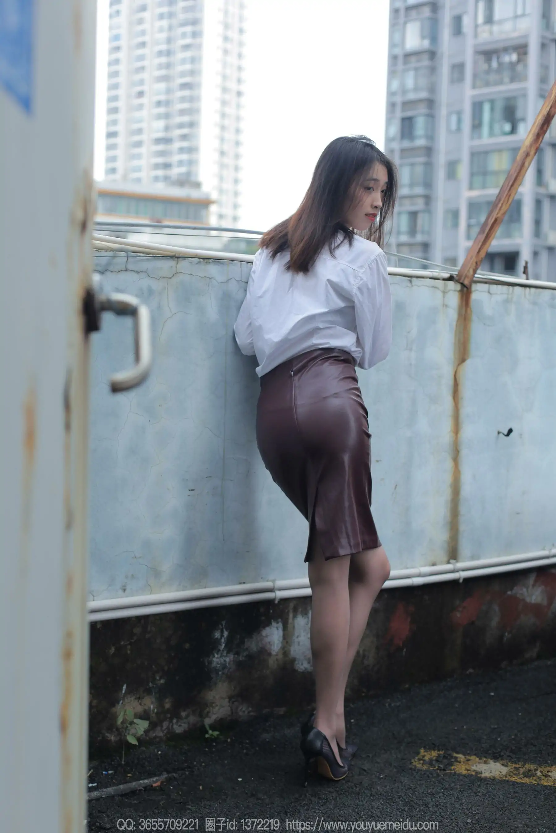 IESS异思趣向 – 模特： 小九 《停车跟随》