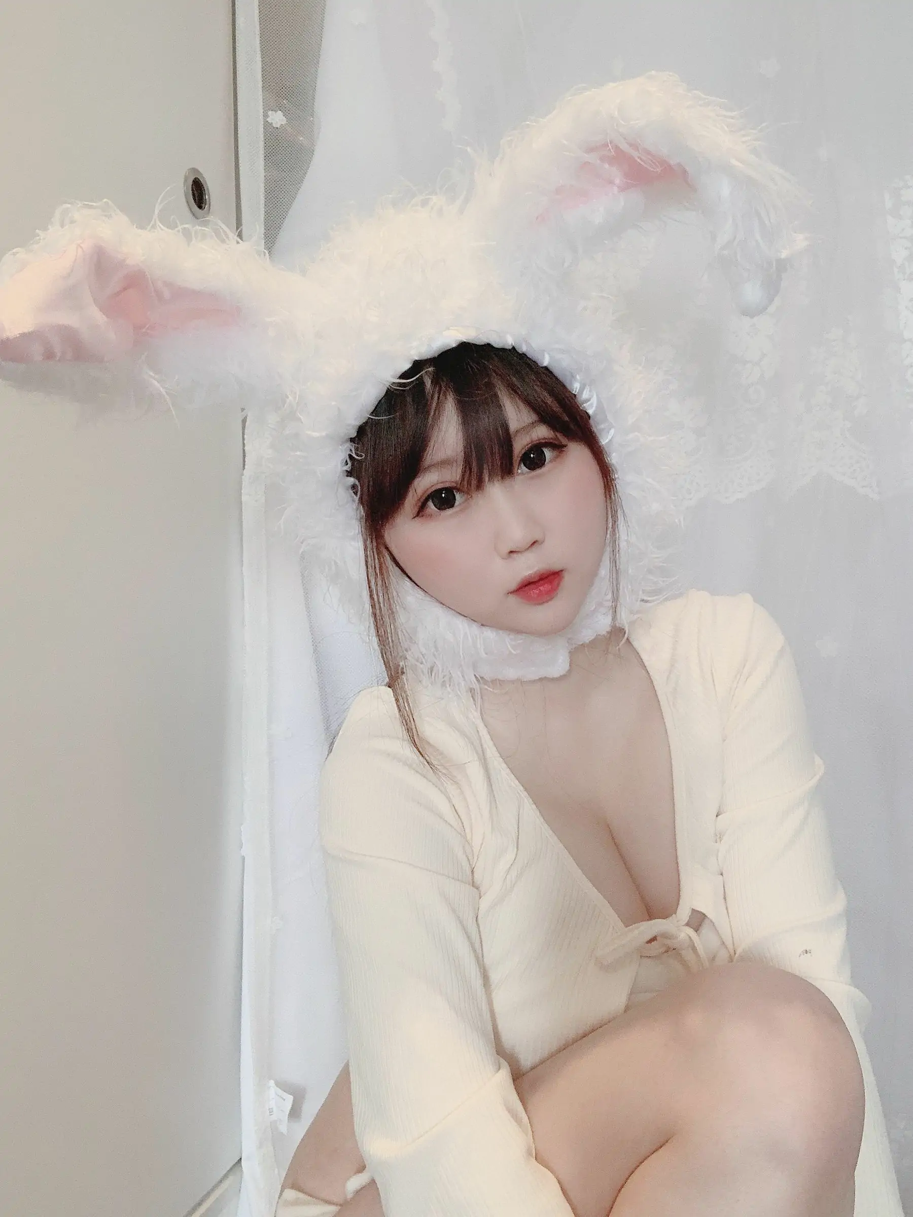 [网红COSER] 蜜桃少女是依酱呀 – 小白兔