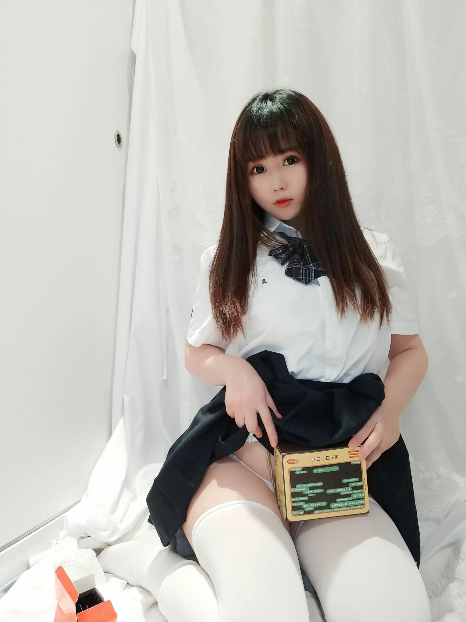 [Cosplay写真] 蜜桃少女是依酱呀 – JK捆绑
