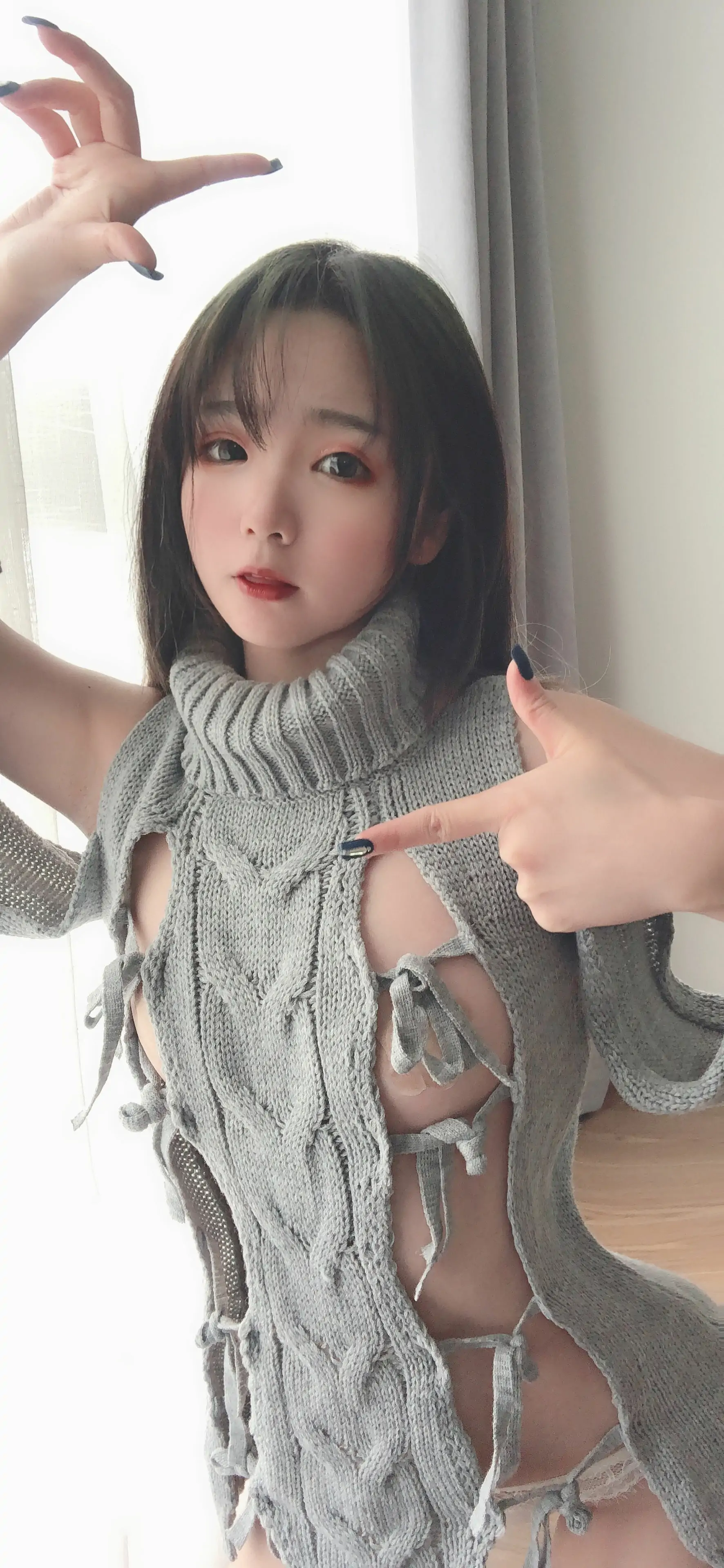 萌妹是青水 露背毛衣