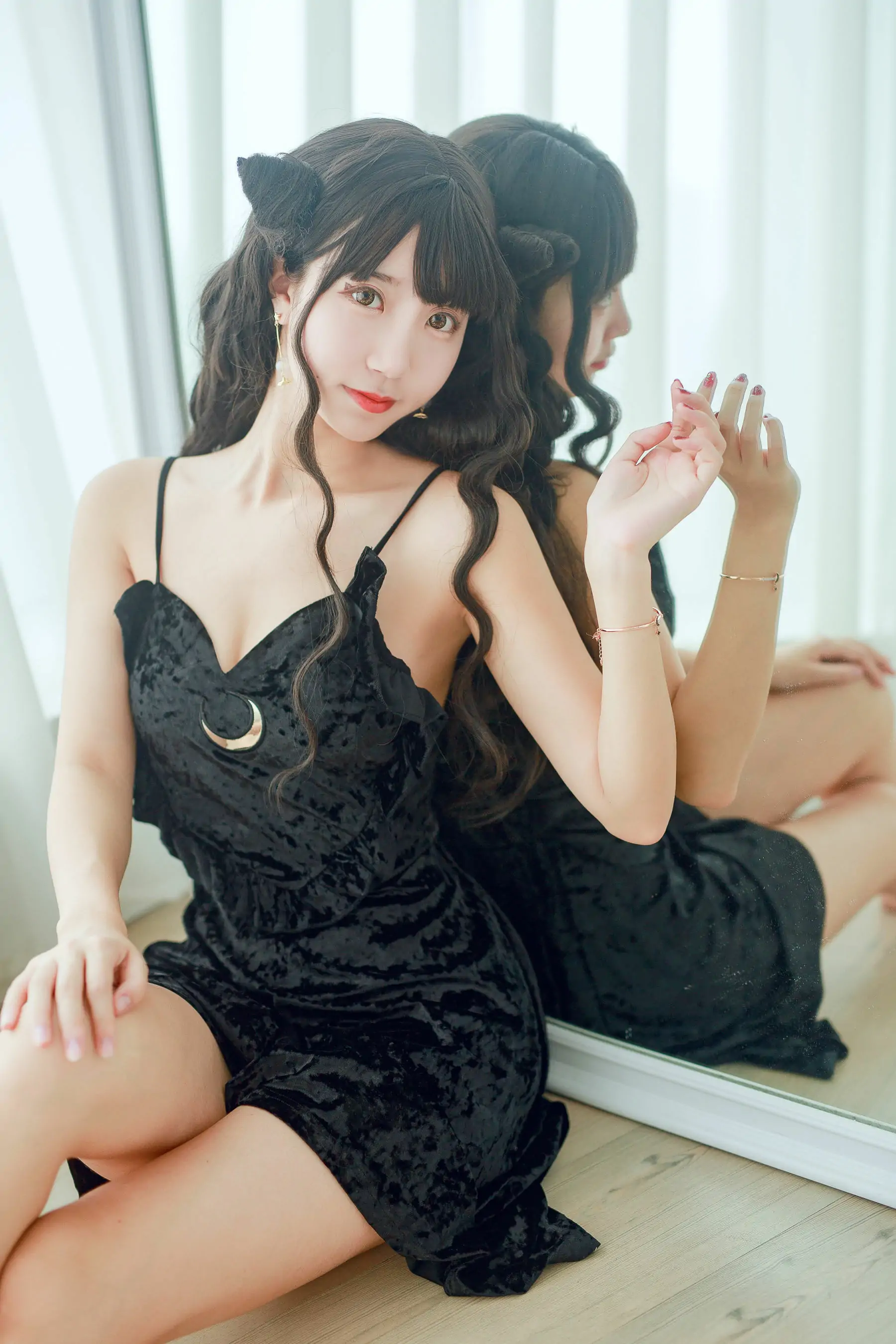 [萝莉COS] 黑川 – 小恶魔黑裙子