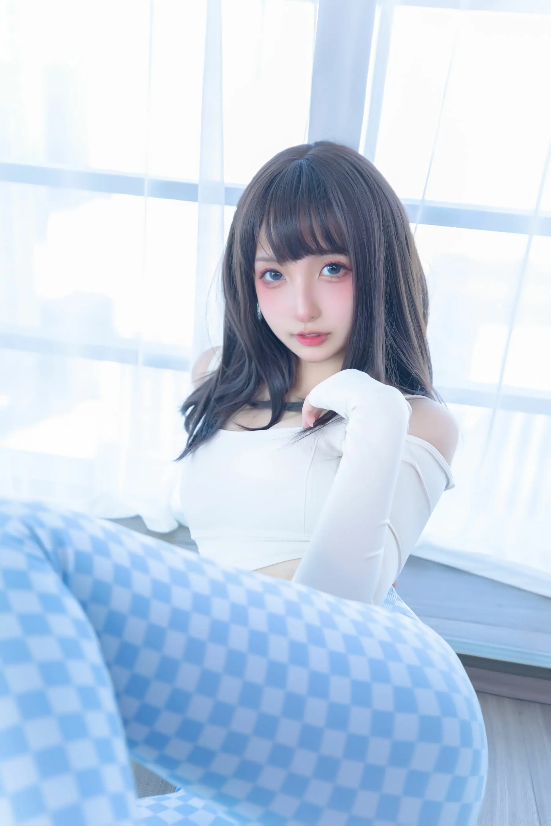 [福利COS] 萝莉神楽板真冬 – 蓝白格