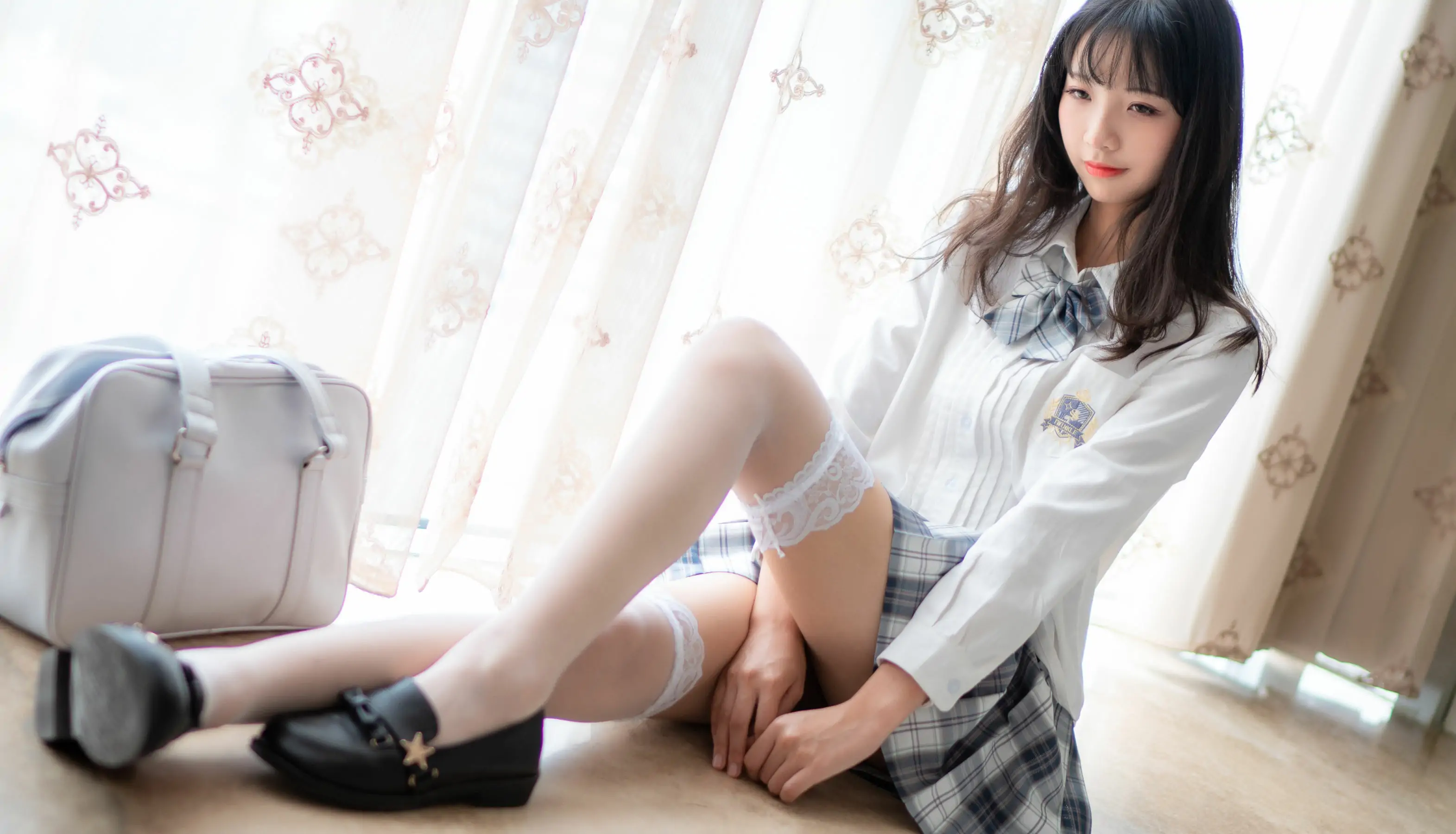 [福利COS] 清纯妹子西瓜 – JK格子裙
